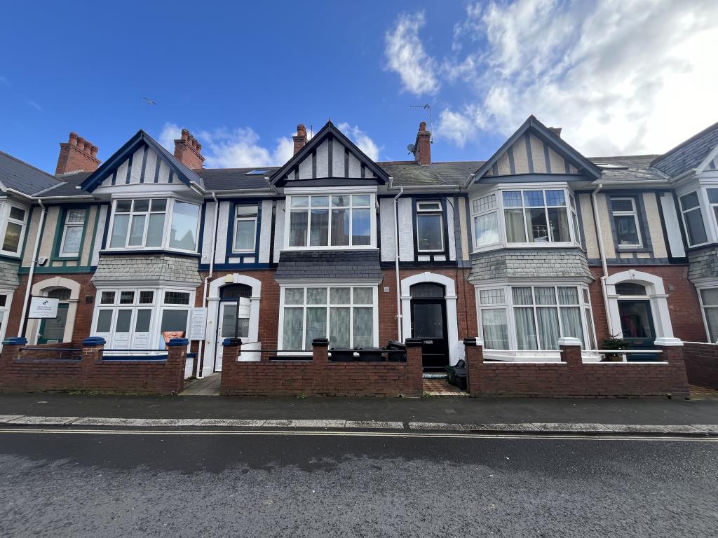 Lot: 133 - FREEHOLD RESIDENTIAL INVESTMENT COMPRISING FOUR APARTMENTS - General view of front of the property